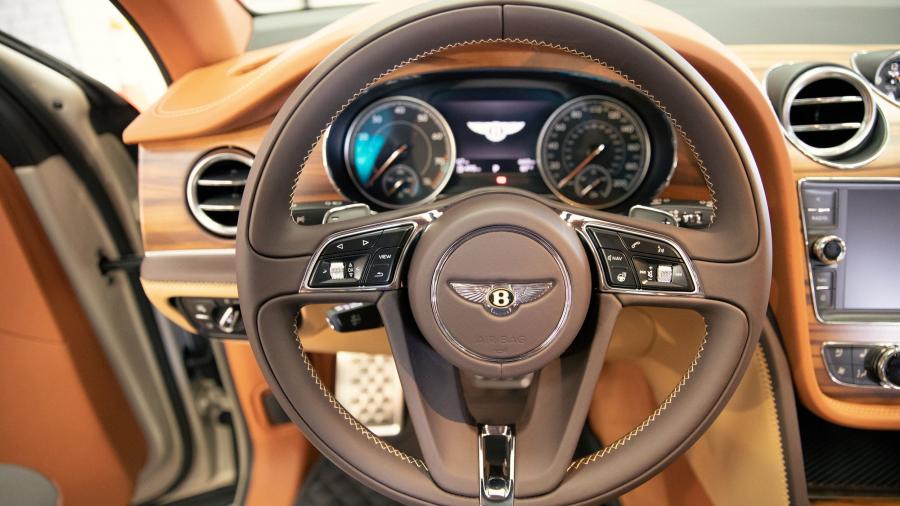 Панель приборов Bentley Bentayga Stetson Edition 2019 года  (NA) (фото 15 из 25)